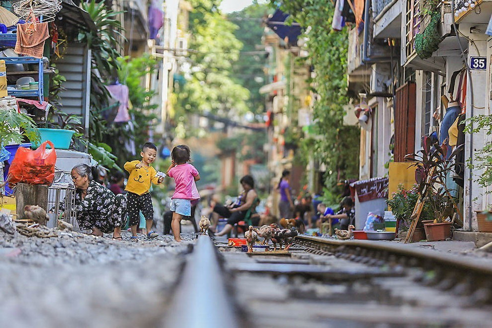 Cuộc sống của người dân nơi đây vẫn trôi qua lặng lẽ mỗi ngày cùng những điều bình dị xung quanh. Giữa một Hà Nội ồn ào thì nơi đây là một dấu lặng của thời gian, của không gian mang đến một cảm giác thanh bình và gần gũi. (Ảnh: Trọng Đạt/TTXVN)