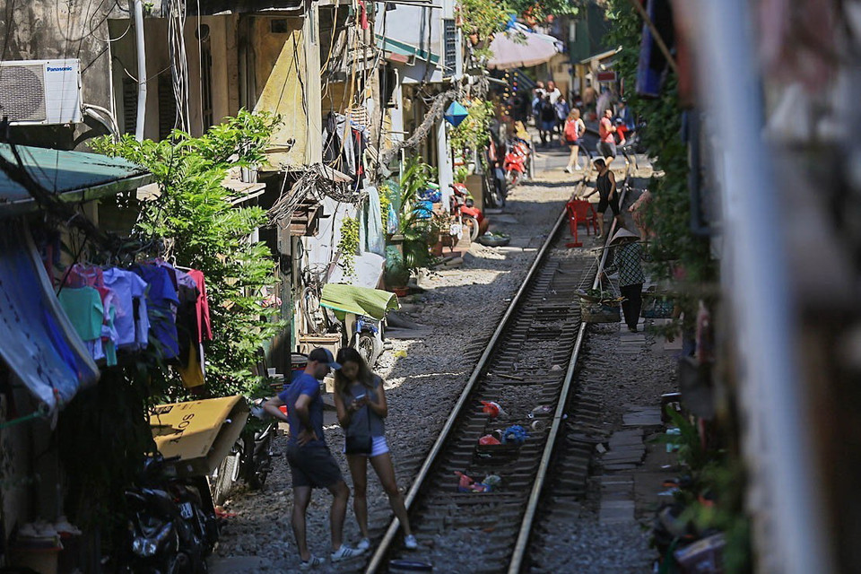 Bất cứ thời gian nào ghé qua nơi đây, bạn đều có thể nhìn thấy những hình ảnh khách du lịch nước ngoài cùng nhau đi dạo, chụp ảnh hay đơn giản là ngồi ở một quán cafe ngắm những thứ bình yên xung quanh mình. Ảnh: Trọng Đạt/TTXVN)