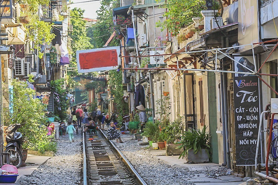 Đoạn đường tàu chạy qua khu dân cư này (đoạn từ phố Điện Biên Phủ qua phố Trần Phú) luôn mang đến một vẻ đẹp vừa cổ kính, vừa dân dã, giản dị gây chút hoài niệm về một Hà Nội xưa cho bất cứ ai ghé qua nơi đây. (Ảnh: Trọng Đạt/TTXVN)