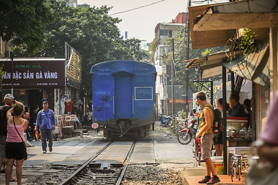 Đoàn tàu chạy qua để lại phía sau những gương mặt dõi theo cho đến khi khuất hẳn. (Ảnh: Trọng Đạt/TTXVN)