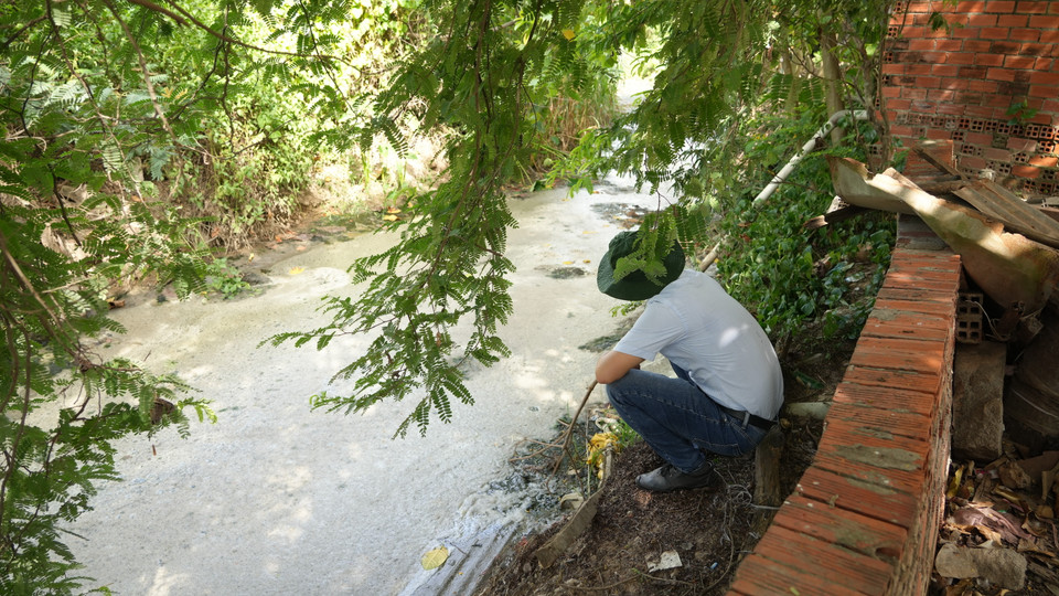 Suối Bà Sự nằm trên địa bàn ấp Hòa Bình, xã Hòa Hiệp, huyện Tân Biên, tỉnh Tây Ninh, bị ô nhiễm. (Ảnh: Minh Phú/TTXVN)