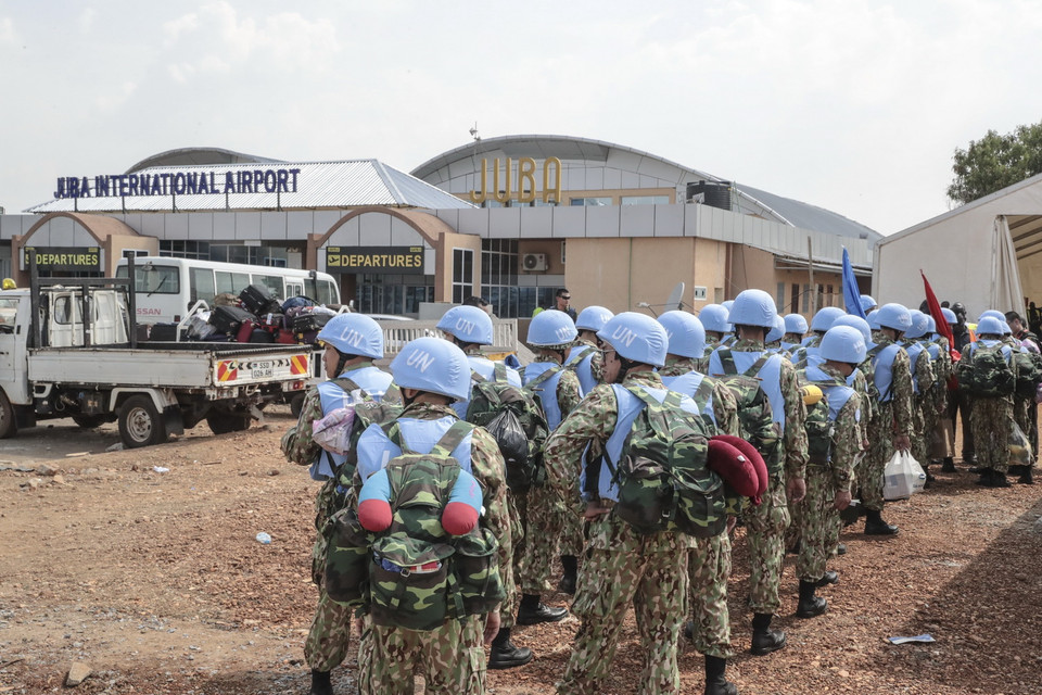 Các bác sỹ quân y Việt Nam chuẩn bị rời sân bay quốc tế Juba đến Bentiu, bắt đầu thực hiện nhiệm vụ gìn giữ hòa bình Liên hợp quốc tại Nam Sudan. (Ảnh: TTXVN phát)