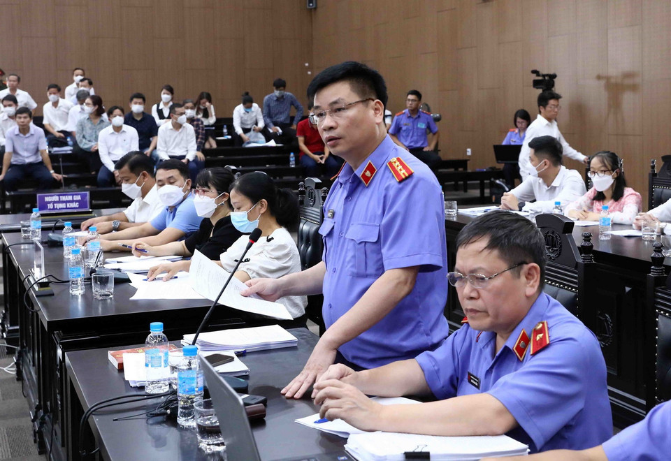 Đại diện Viện Kiểm sát công bố bản cáo trạng các bị cáo tại Phiên tòa. (Ảnh: Phạm Kiên/TTXVN)