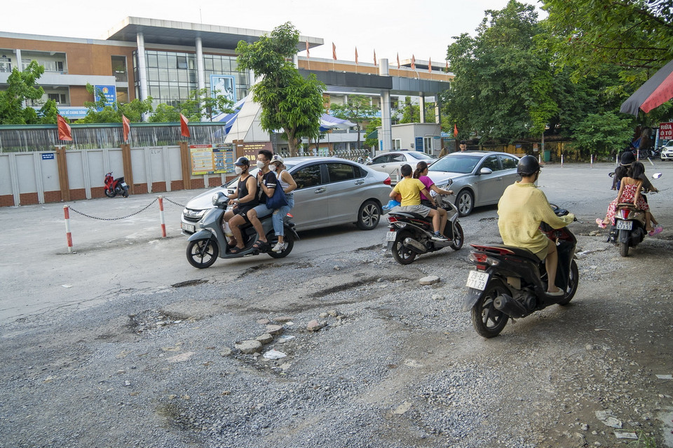  Đoạn đường dài chưa đến 200m nhưng có hàng trăm ổ gà, ổ voi, đặc biệt đoạn qua Trường Tiểu học Đại Kim, ngách 17/282 Kim Giang và Đền Vua Lê. (Ảnh: Linh Khánh/TTXVN)