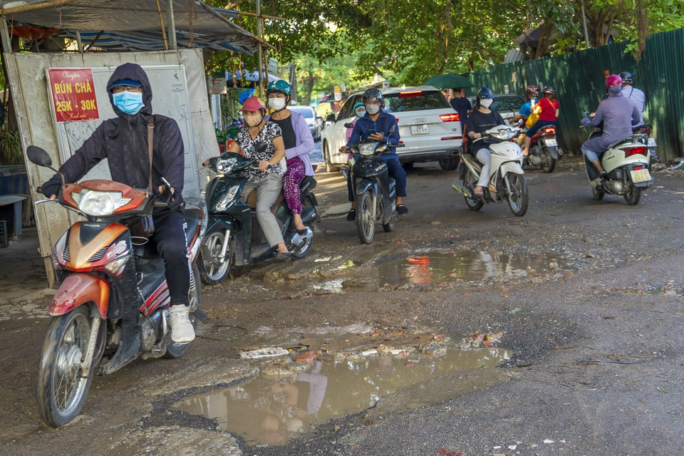 Nắng thì hứng bụi, trời mưa thì đường như một cái ao sình lầy, người dân nơi đây chỉ mong sao đoạn đường sớm được tu sửa để việc đi lại của người dân thuận tiện, an toàn. (Ảnh: Linh Khánh/TTXVN)