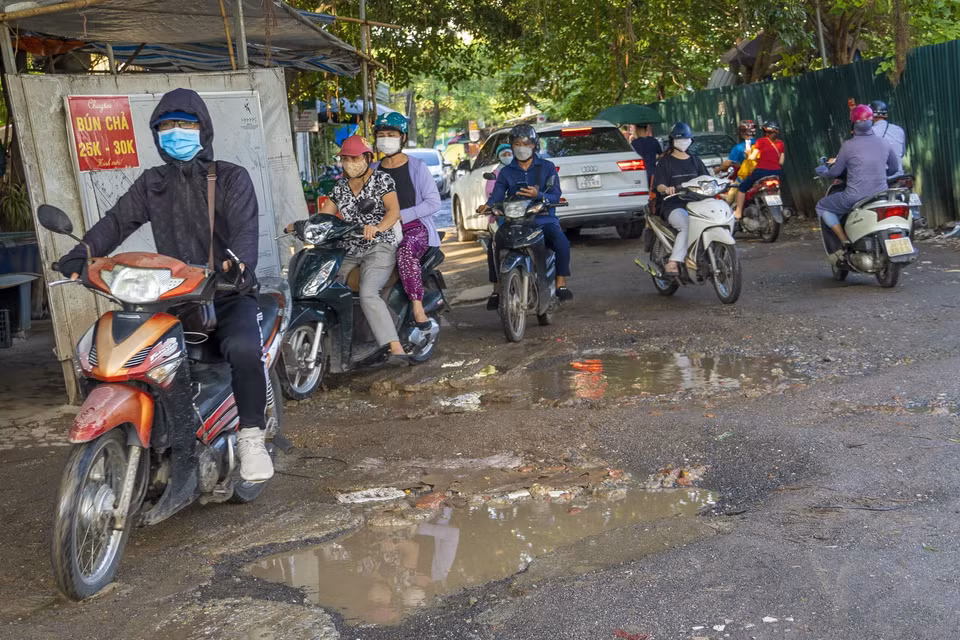Nắng thì hứng bụi, trời mưa thì đường như một cái ao sình lầy, người dân nơi đây chỉ mong sao đoạn đường sớm được tu sửa để việc đi lại của người dân thuận tiện, an toàn. (Ảnh: Linh Khánh/TTXVN)