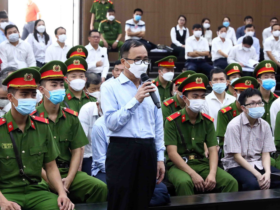 Bị cáo Trần Văn Nam, cựu Bí thư Tỉnh ủy Bình Dương, cựu Phó Chủ tịch UBND tỉnh Bình Dương, khai báo trước Tòa. (Ảnh: Phạm Kiên/TTXVN)