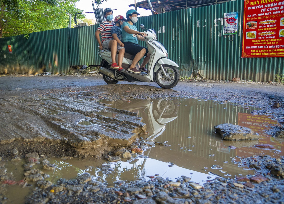  Đường bị xuống cấp nghiêm trọng gây mất an toàn cho việc đi lại của người dân, nhất là trẻ nhỏ hàng ngày phải đi học qua đây. (Ảnh: Linh Khánh/TTXVN)