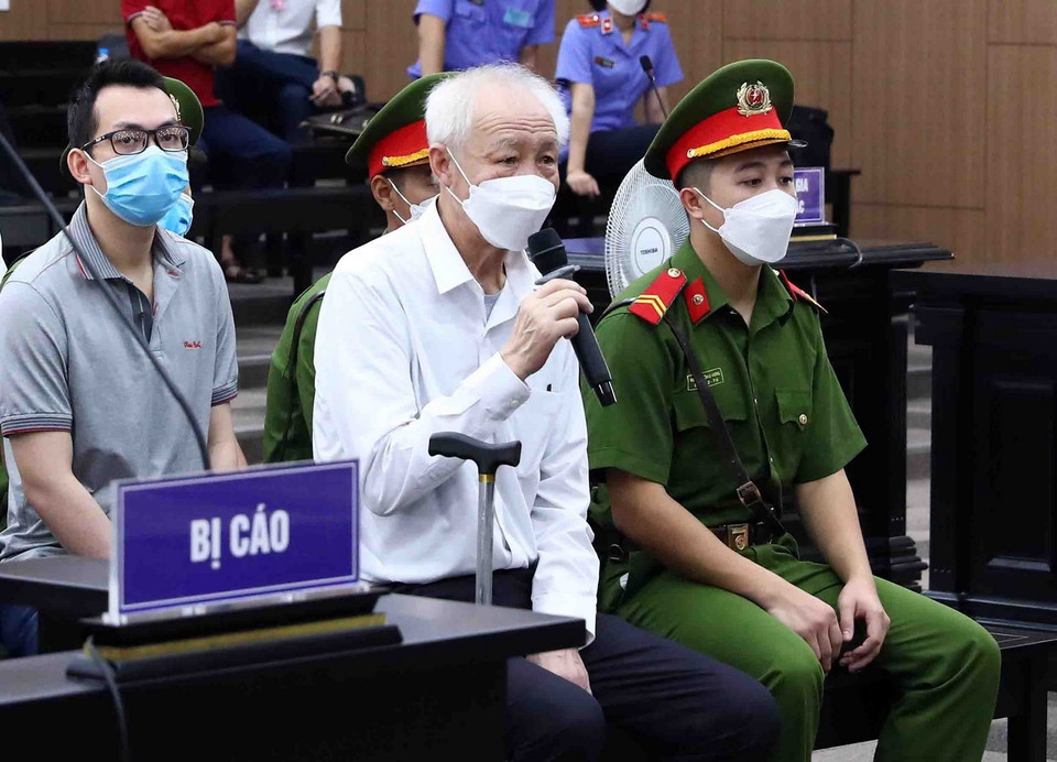 Bị cáo Nguyễn Văn Minh (sinh năm 1955, nguyên Chủ tịch Hội đồng quản trị Tổng Công ty sản xuất-xuất nhập khẩu Bình Dương-Công ty Cổ phần) khai báo trước Tòa. (Ảnh: Phạm Kiên/TTXVN)