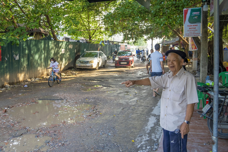  Ông Nguyễn Văn Hội (86 tuổi), hộ dân sinh sống ngay mặt đường cho biết, tình trạng đường xuống cấp nghiêm trọng này diễn ra khoảng 10 năm nay. (Ảnh: Linh Khánh/TTXVN)