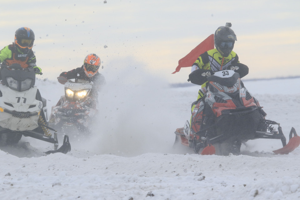 Chiều 27/3, trong khuôn khổ Lễ hội người nuôi hươu phương Bắc năm 2021 tại bán đảo Yamal, thuộc khu tự trị Yamal-Nenetsk phía Bắc Nga, diễn ra giải đua xe trượt tuyết thường niên với sự tham dự của gần 100 vận động viên đến từ nhiều khu vực của Liên bang Nga. (Ảnh: Trần Hiếu/TTXVN)