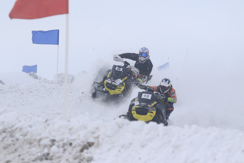  Các vận động viên tranh tài quyết liệt trên đường đua. (Ảnh: Trần Hiếu/TTXVN) 