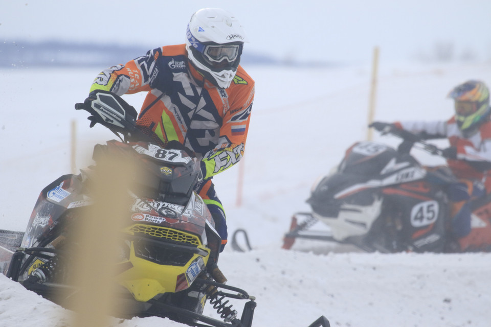 Các vận động viên tranh tài quyết liệt trên đường đua. (Ảnh: Trần Hiếu/TTXVN) 