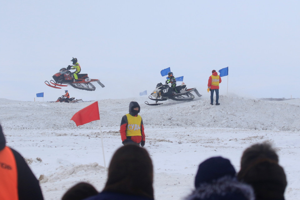 Các vận động viên tranh tài trên các địa hình tuyết phức tạp và độ khó ở các mức độ khác nhau. (Ảnh: Trần Hiếu/TTXVN) 