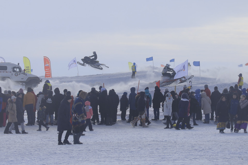 Đông đảo người dân địa phương đến xem và cổ vũ cho các vận động viên thi đấu. (Ảnh: Trần Hiếu/TTXVN)