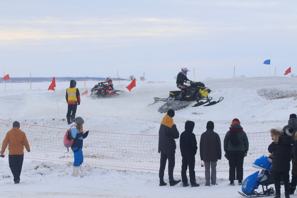 Màn đua xe ngoạn mục của các vận động viên. (Ảnh: Duy Trinh/TTXVN)