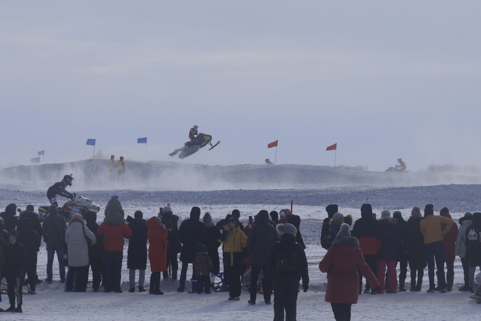 Giải đua xe trượt tuyết được tổ chức hằng năm tại bán đảo Yamal nhằm cổ vũ, động viên người dân bản địa tham gia các hoạt động thể thao rèn luyện sức khỏe và nâng cao tinh thần đoàn kết. (Ảnh: Trần Hiếu/TTXVN) 