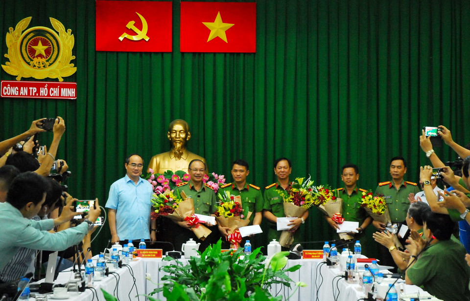 Lãnh đạo Thành phố Hồ Chí Minh khen thưởng các đơn vị tham gia phá án. (Ảnh: Thành Chung/TTXVN)