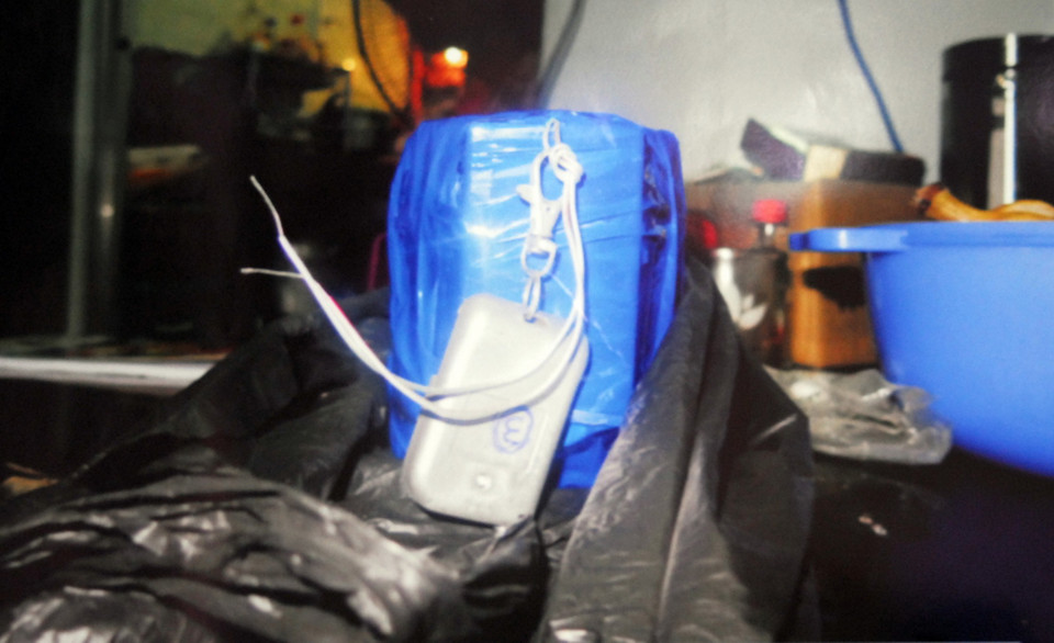 Khối chất nổ gắn băng keo màu xanh, gắn dây điện nối với remote điều khiển. (Ảnh: Thành Chung/TTXVN)