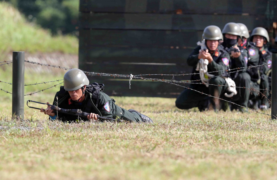 Kỹ thuật vượt tường, vượt chướng ngại vật tổng hợp được các chiến sĩ cảnh sát đặc nhiệm “thuộc lòng,” tuy nhiên mỗi lần thực hiện đều phải chú ý từng hành động rất nhỏ bởi chỉ một động tác sai có thể ảnh hưởng đến cả đội, thậm chí cả nhiệm vụ. (Ảnh: Phạm Kiên/TTXVN)