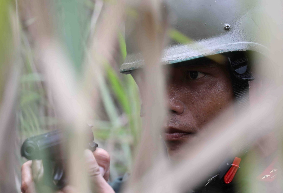 Trong nội dung mật phục đánh bắt tội phạm, các chiến sỹ phải bất động hàng tiếng đồng hồ, mặc dù thời tiết nắng nóng gay gắt nhưng đây chính là lúc thể hiện tính kỷ luật, bản lĩnh ý chí chiến đấu của từng chiến sỹ cảnh sát đặc nhiệm. (Ảnh: Phạm Kiên/TTXVN)