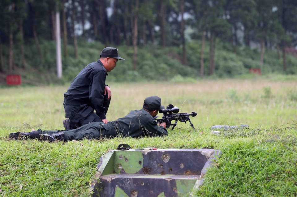 Lực lượng Cảnh sát đặc nhiệm của Bộ Công an được trang bị vũ khí hiện đại gồm các loại súng ngắn, tiểu liên, bắn tỉa tiên tiến nhất hiện nay. (Ảnh: Phạm Kiên/TTXVN)