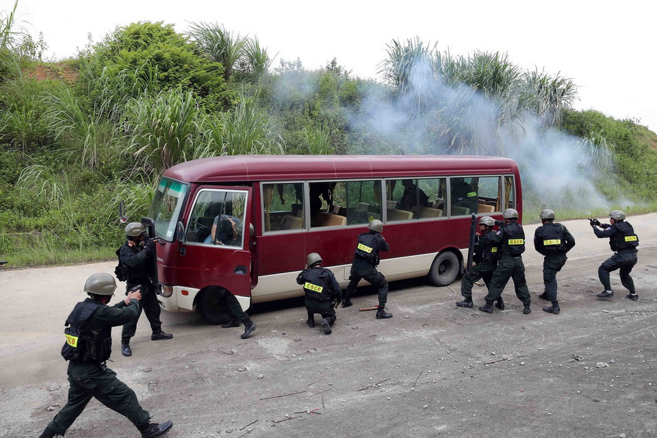 Tính huống giả định tấn công tội phạm, giải cứu con tin trên phương tiện như xe buýt, nhà cao tầng… được hết sức chú trọng huấn luyện. (Ảnh: Phạm Kiên/TTXVN)