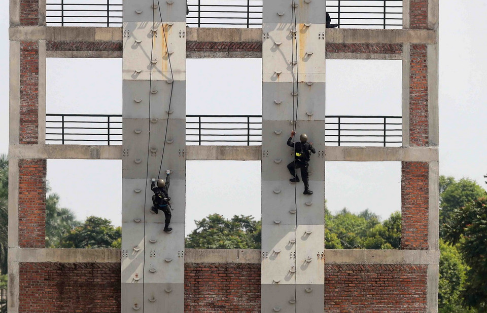 Nội dung huấn luyện cảnh sát đặc nhiệm đột kích nhà cao tầng, giải cứu con tin đòi hỏi tính bí mật, nhanh nhẹn và khả năng hợp đồng tác chiến giữa các mũi tấn công phải cực kỳ chuẩn xác. (Ảnh: Phạm Kiên/TTXVN)