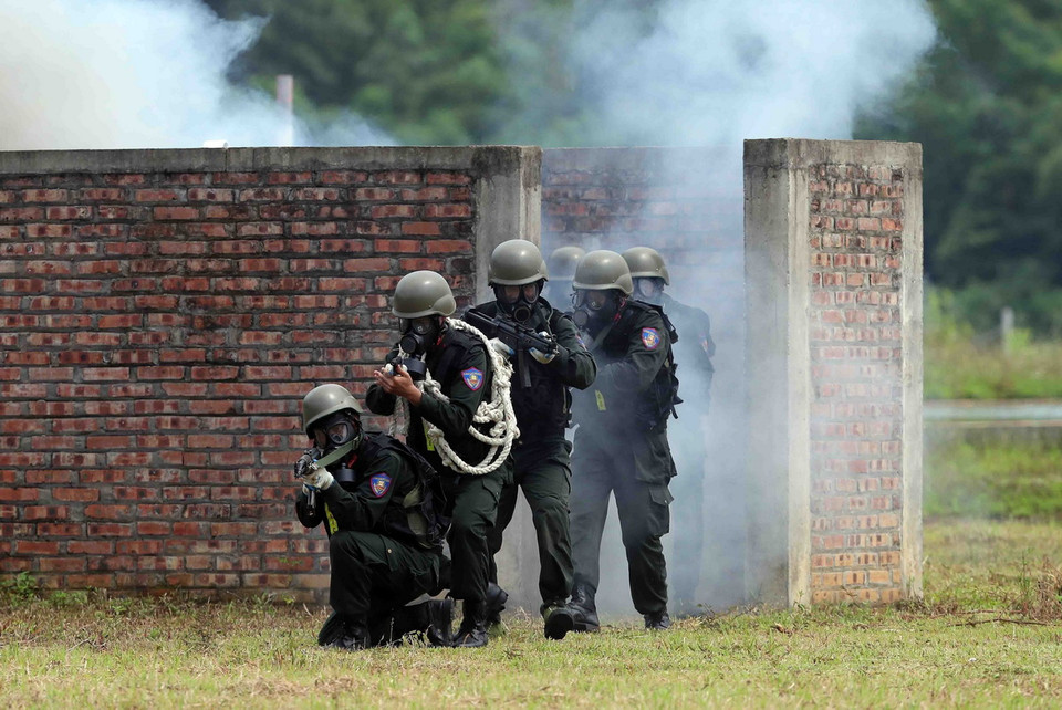 Các kỹ thuật tác chiến theo nhóm được chú trọng, các thành viên trong đội cảnh sát đặc nhiệm bọc lót cho nhau khi làm nhiệm vụ, như vậy có thể phát huy tối đa vai trò và khả năng của từng đội viên đem lại hiệu quả tối đa và tránh thương vong. (Ảnh: Phạm Kiên/TTXVN)