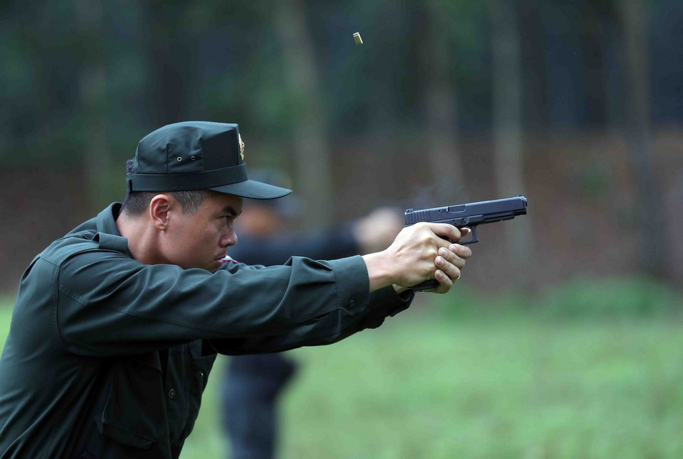 Chiến sỹ Cảnh sát đặc nhiệm sử dụng thành thạo bài tập huấn luyện sử dụng súng ngắn tiêu diệt mục tiêu. (Ảnh: Phạm Kiên/TTXVN)