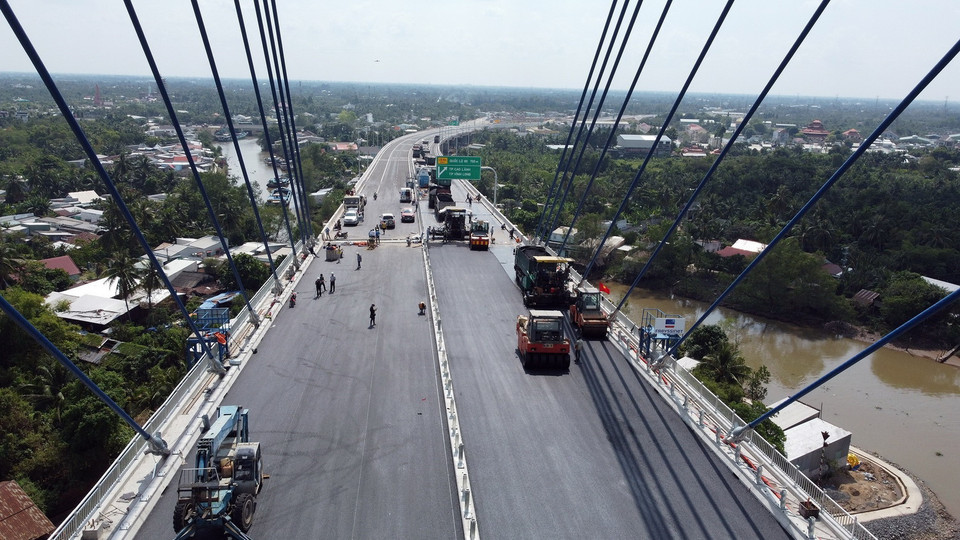 Đường dẫn hai đầu cầu dài 4,7km, trong đó phía Tiền Giang dài 4,3km và phía Vĩnh Long là 0,4km. (Ảnh: Huy Hùng/TTXVN)