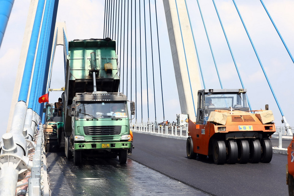 Công tác thảm nhựa sẽ kết thúc trong ngày 18/12. (Ảnh: Huy Hùng/TTXVN)