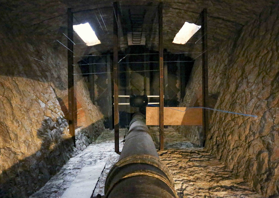 Bên trong tháp nước Hàng Đậu đã từng có một chiếc thang sắt để nối từ tầng một lên trên nhưng nay không còn. (Ảnh: Tuấn Đức/TTXVN)