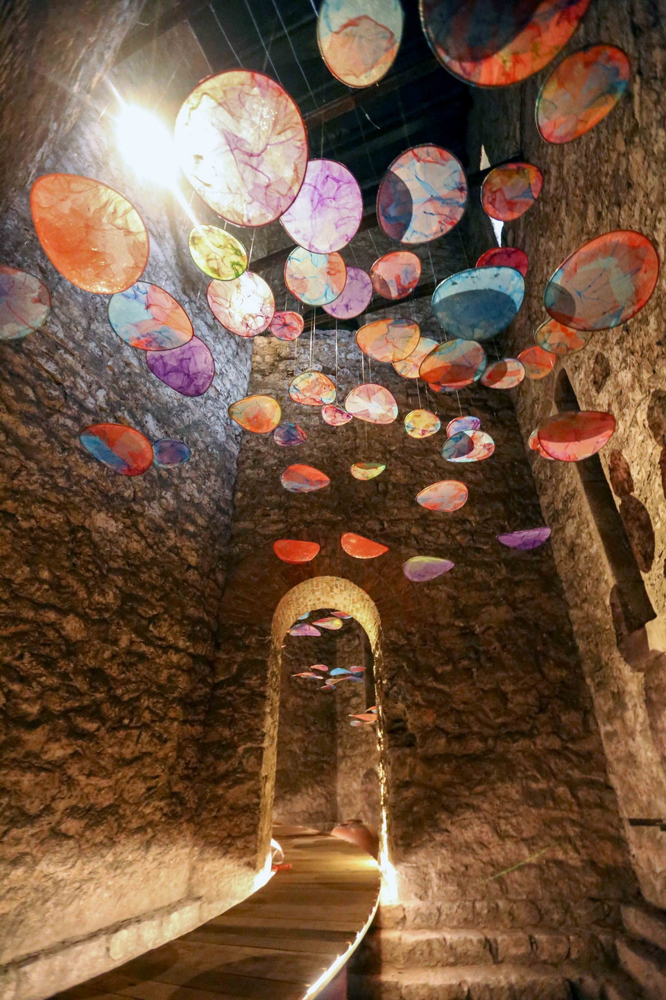 Không gian bên trong nổi bật với "con đường ánh sáng" được thiết kế với hệ thống đèn led bên dưới đường đi lát bằng những ván gỗ. Mặt sàn bên trong tháp nước được phủ lớp đá nhỏ. (Ảnh: Tuấn Đức/TTXVN)