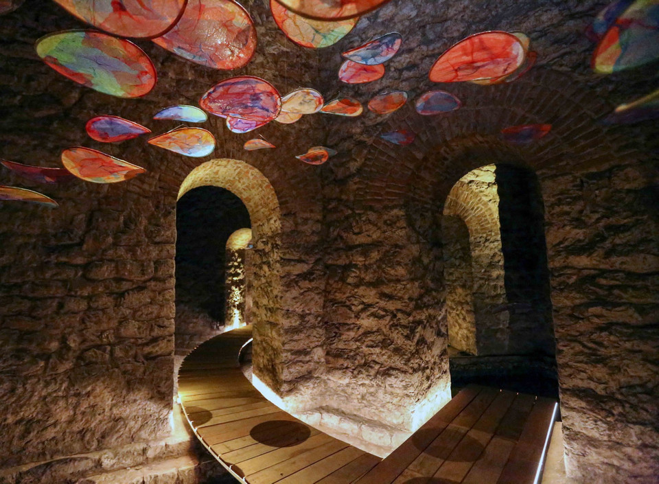 Tháp nước Hàng Đậu có hình trụ đứng với đường kính khoảng 19m và cao hơn 20m. Diện tích bên trong khoảng 250 m2 với nhiều cửa vòm thông nhau bằng đường dẫn tròn men theo vách tường. (Ảnh: Tuấn Đức/TTXVN)