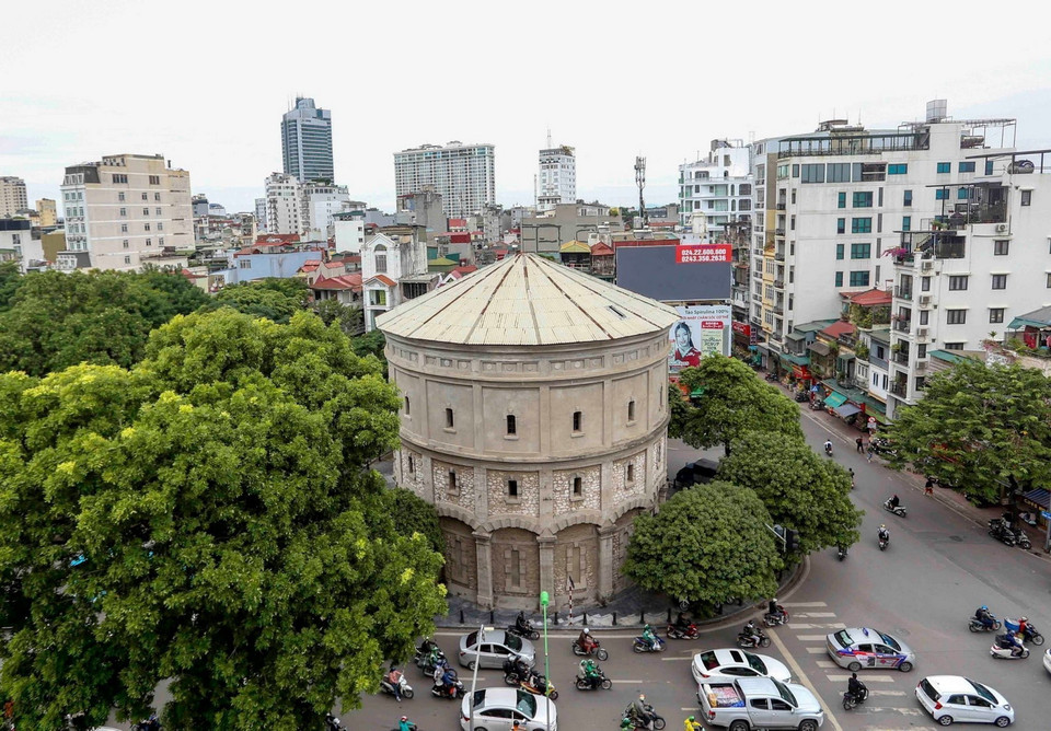 Tháp nước Hàng Đậu nằm tại ngã sáu của các phố Hàng Than, Hàng Lược, Hàng Giấy, Hàng Đậu, Quán Thánh và Phan Đình Phùng, quận Ba Đình, Hà Nội. (Ảnh: Tuấn Đức/TTXVN)
