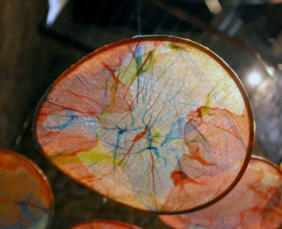 Các tác phẩm bày tại đây được làm từ nylon tái chế, qua đó nhóm sáng tạo mong muốn công chúng thấy rõ hơn về sự tác động của đô thị tới môi trường tự nhiên. (Ảnh: Tuấn Đức/TTXVN)