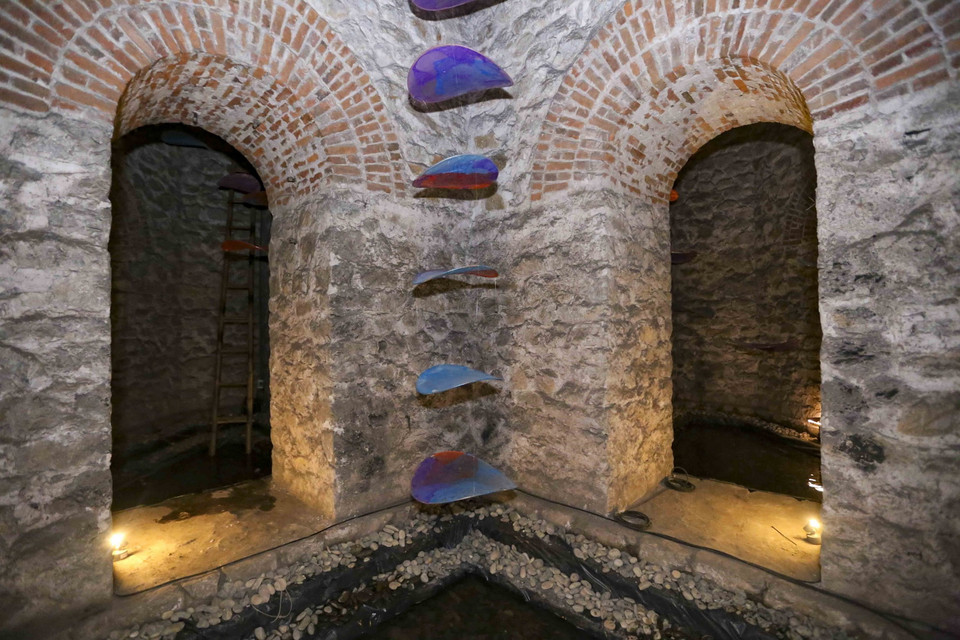 Triển lãm lấy cảm hứng từ lục thủy theo quan niệm Á Đông, lục thủy tượng trưng cho 6 nguồn nước trong tự nhiên là nước sông, nước trong khe, nước suối, nước mưa, nước ngầm, và nước biển. (Ảnh: Tuấn Đức/TTXVN)