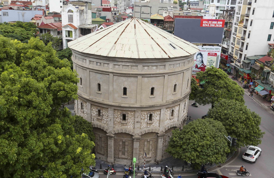 Tháp được xây bằng đá hộc, hình trụ tròn, đường kính 19m, cao 3 tầng, mái có hình chóp nón, ở giữa có cột thu lôi. (Ảnh: Tuấn Đức/TTXVN)