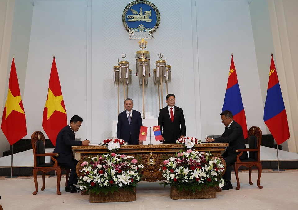 Lễ ký Bản ghi nhớ hợp tác giữa Đại học Quốc gia Hà Nội và Đại học Khoa học và Công nghệ Mông Cổ. (Ảnh: Trí Dũng/TTXVN)