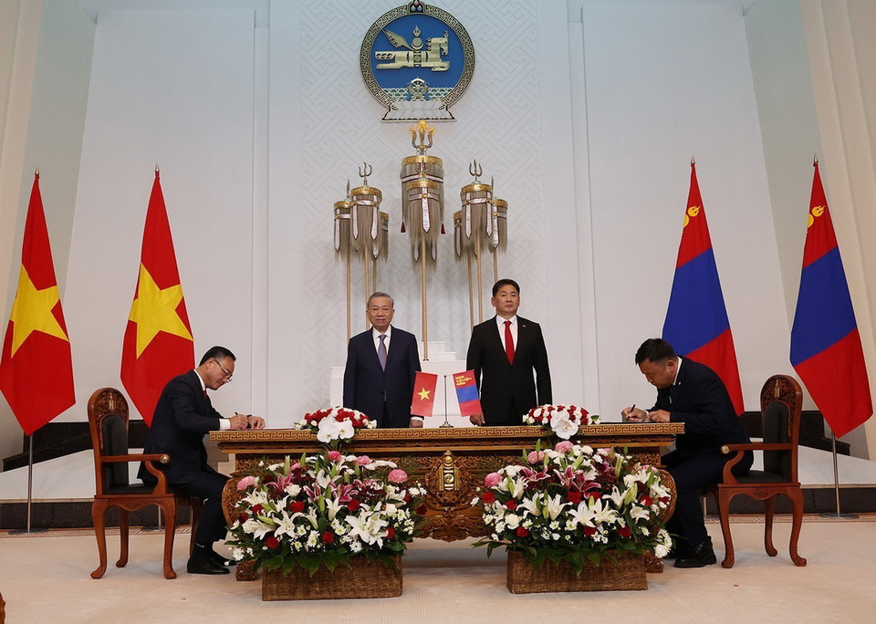 Lễ ký Thỏa thuận hợp tác giữa Bộ Công an Việt Nam và Bộ Tư pháp và Nội vụ Mông Cổ về an ninh mạng và phòng chống tội phạm. (Ảnh: Trí Dũng/TTXVN)