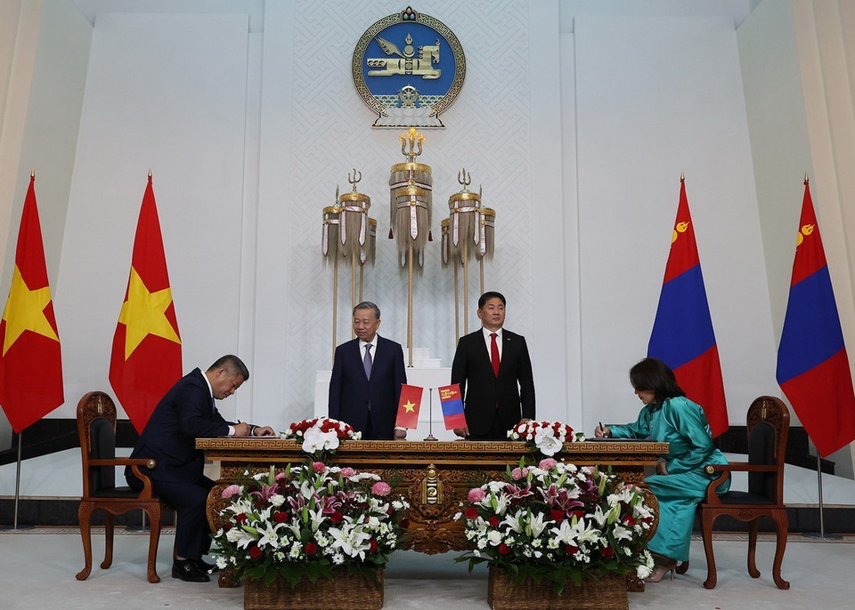 Lễ ký Bản ghi nhớ về tăng cường quan hệ hữu nghị hợp tác giữa Thành phố Hà Nội và Chính quyền thành phố Ulaanbaatar.(Ảnh: Trí Dũng/TTXVN)