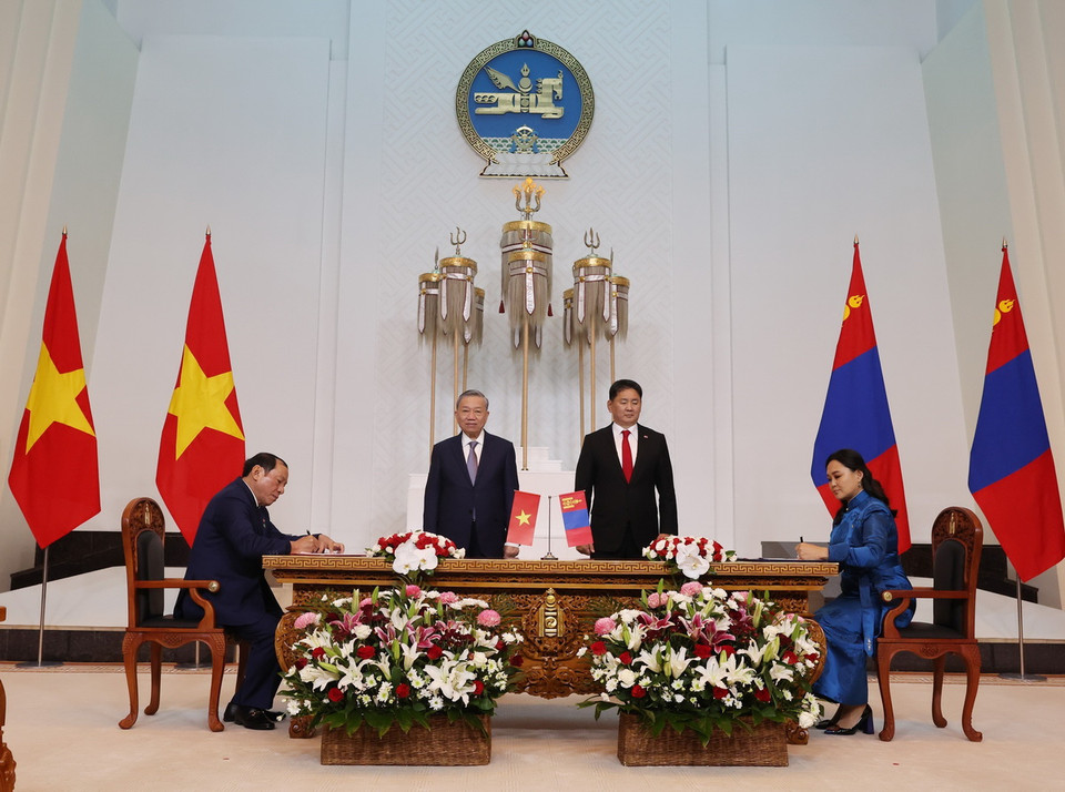 Lễ ký Bản ghi nhớ hợp tác du lịch giữa Bộ Văn hóa, Thể thao và Du lịch Việt Nam với Bộ Văn hóa, Thể thao, Du lịch và Thanh niên Mông Cổ. (Ảnh: Trí Dũng/TTXVN)