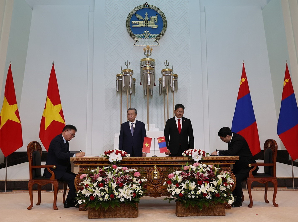 Lễ ký Bản ghi nhớ hợp tác giữa Viện Hàn lâm khoa học công nghệ Việt Nam và Viện Hàn lâm khoa học Mông Cổ. (Ảnh: Trí Dũng/TTXVN)