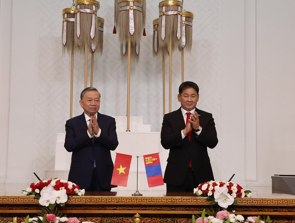 Tổng Bí thư, Chủ tịch nước Tô Lâm và Tổng thống Mông Cổ Ukhnaagiin Khurelsukh sau Lễ ký các văn kiện hợp tác. (Ảnh: Trí Dũng/TTXVN)