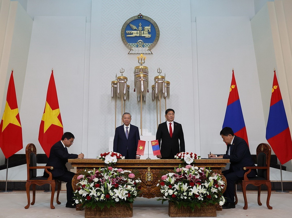 Lễ ký Bản ghi nhớ hợp tác giữa Bộ Giao thông Vận tải Việt Nam và Bộ Giao thông Vận tải Mông Cổ. (Ảnh: Trí Dũng/TTXVN)