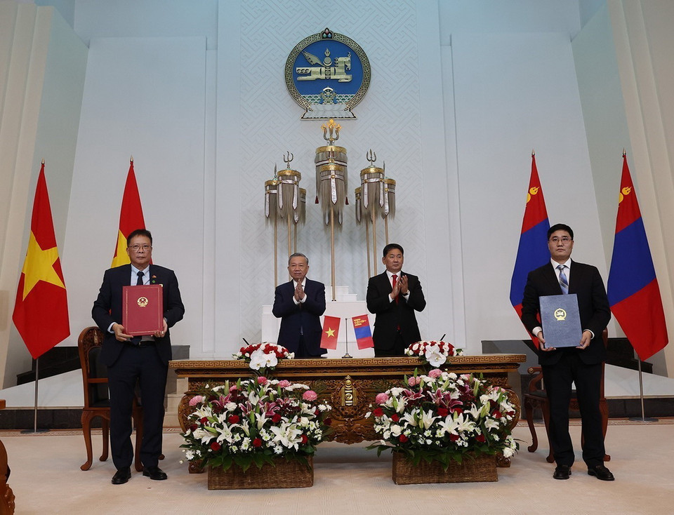 Lễ ký Bản ghi nhớ hợp tác giữa Viện Hàn lâm khoa học công nghệ Việt Nam và Viện Hàn lâm khoa học Mông Cổ. (Ảnh: Trí Dũng/TTXVN)