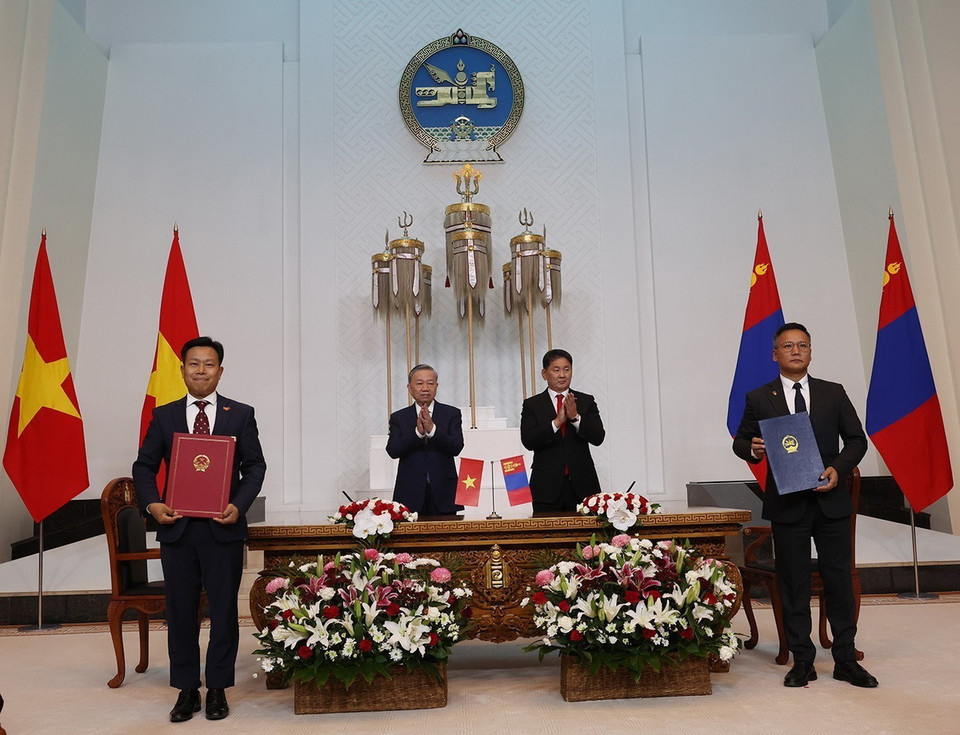 Lễ ký Bản ghi nhớ hợp tác giữa Đại học Quốc gia Hà Nội và Đại học Khoa học và Công nghệ Mông Cổ. (Ảnh: Trí Dũng/TTXVN)