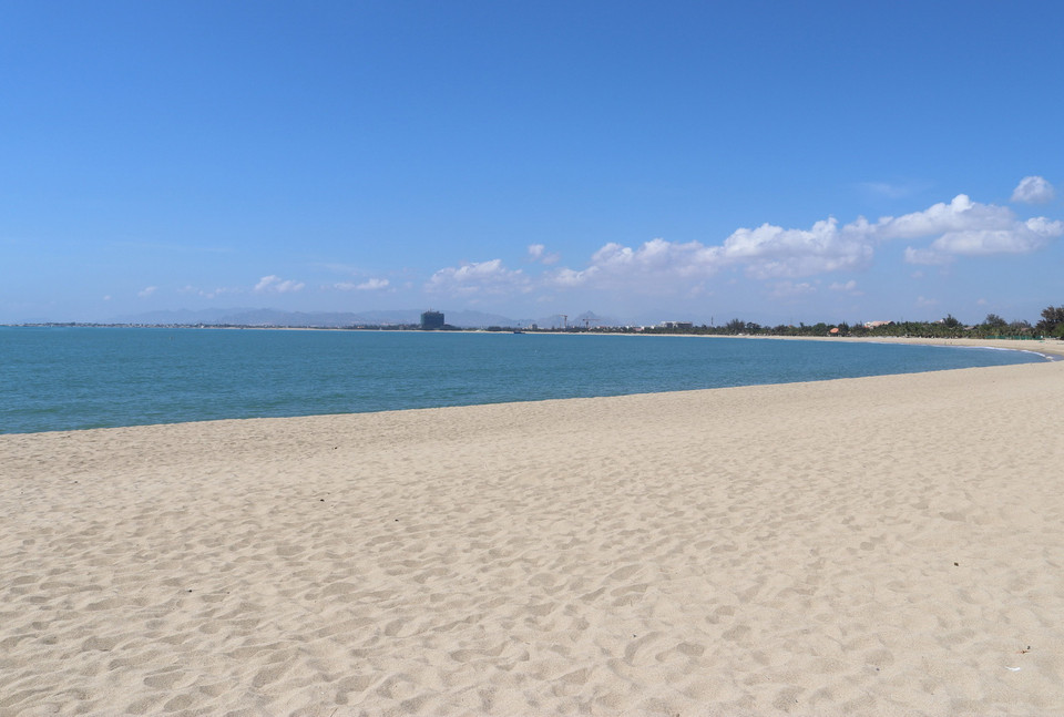 Biển Bình Sơn-Ninh Chữ (thuộc thành phố Phan Rang-Tháp Chàm và huyện Ninh Hải, tỉnh Ninh Thuận) nổi tiếng là một trong những bãi biển có phong cảnh tự nhiên đẹp nhất nước. (Ảnh: Nguyễn Thành/TTXVN)