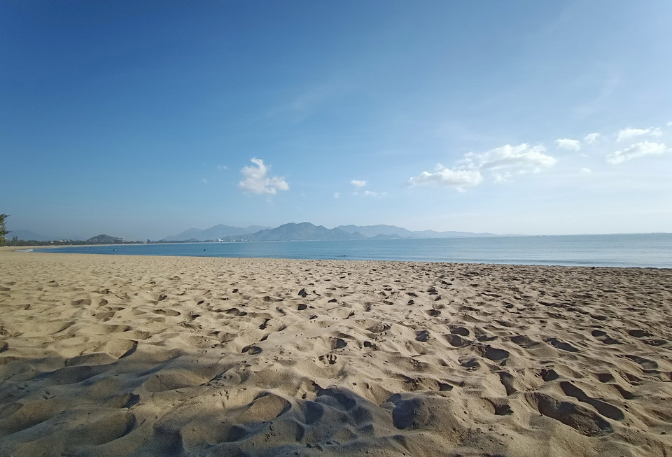 Bờ biển Ninh Chữ uốn hình vòng cung, chạy dài 10km với bãi cát vàng mịn và nước biển xanh trong. (Ảnh: Nguyễn Thành/TTXVN)